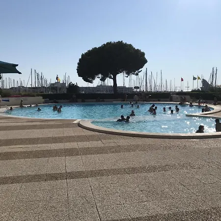 Sol-y-days Escale Port: Poolside Near North Le Grau-du-Roi